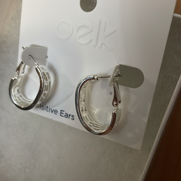 Jewelry - NWT Silver tone hoop earrings